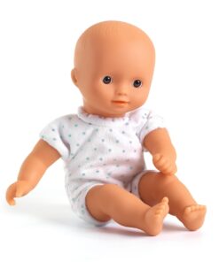 Játékbaba Mini, 20 cm - Sasha mózeskosárral