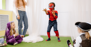 Egy gyerek Superman jelmezben