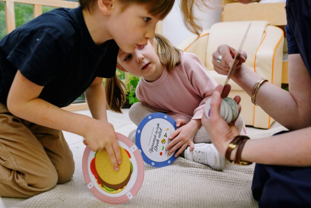 Egy ideális társasjáték 4 éveseknek akár a testvéreket is bevonja a játékba
